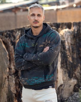 Síce na druhej fotke dochádza kofeín☕ a pán sa začal pri fotení veľmi nudiť 😒 .. no aj tak by chcel ponúknuť niekomu túto...